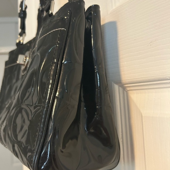 Coach Black Shoulder Bag with Glossy Patent Finish - Picture 4 of 15